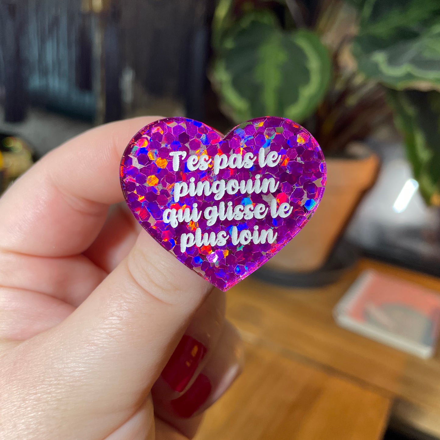Broche "T'es pas le pingouin qui glisse le plus loin" en acrylique semi transparente avec des confettis fuchsia