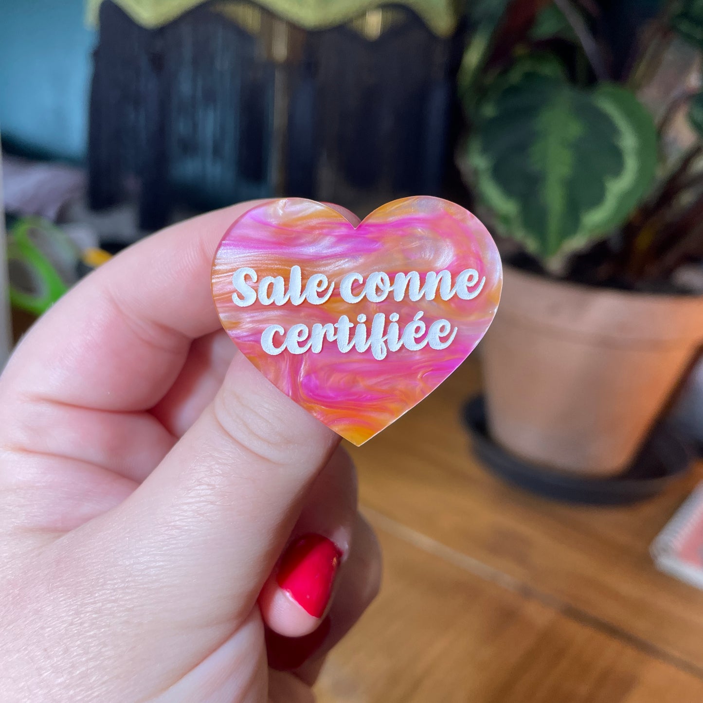 Broche "Sale conne certifiée" en acrylique marbrée rose, orange et blanche