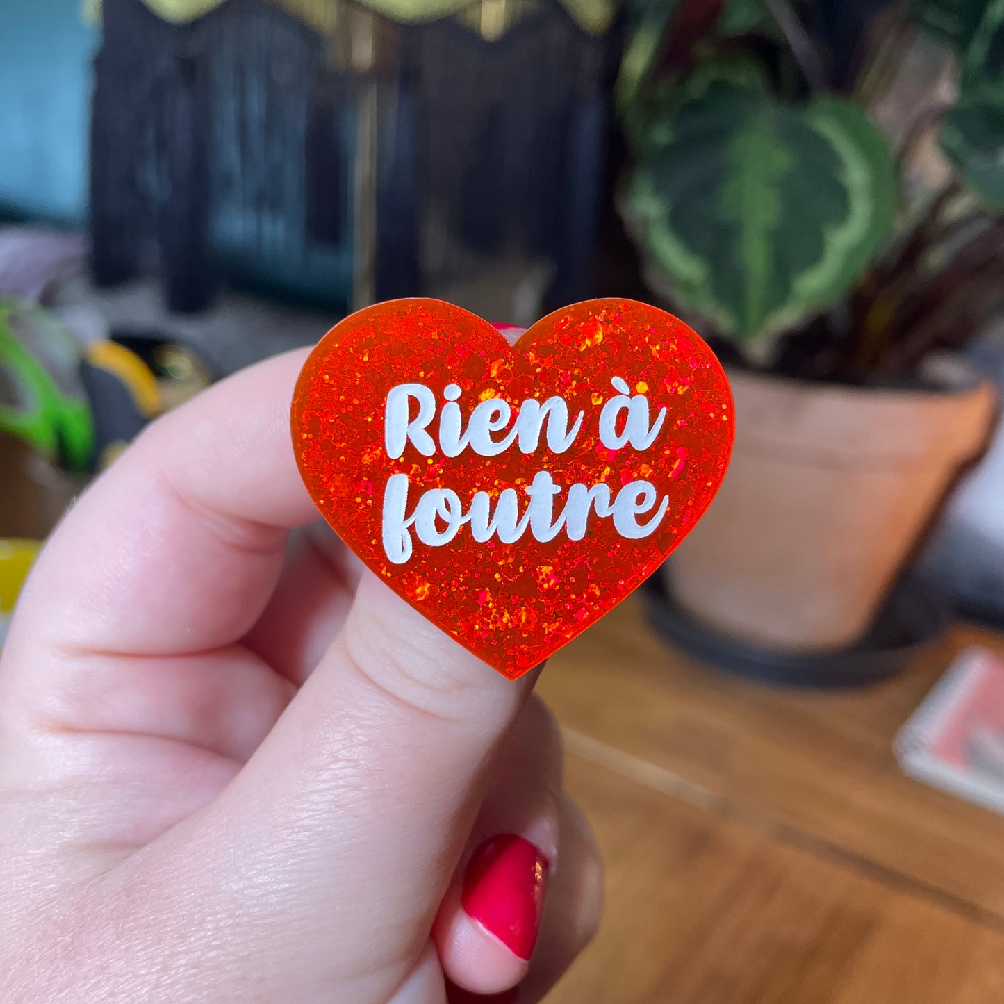 Broche "Rien à foutre" en acrylique à paillettes oranges