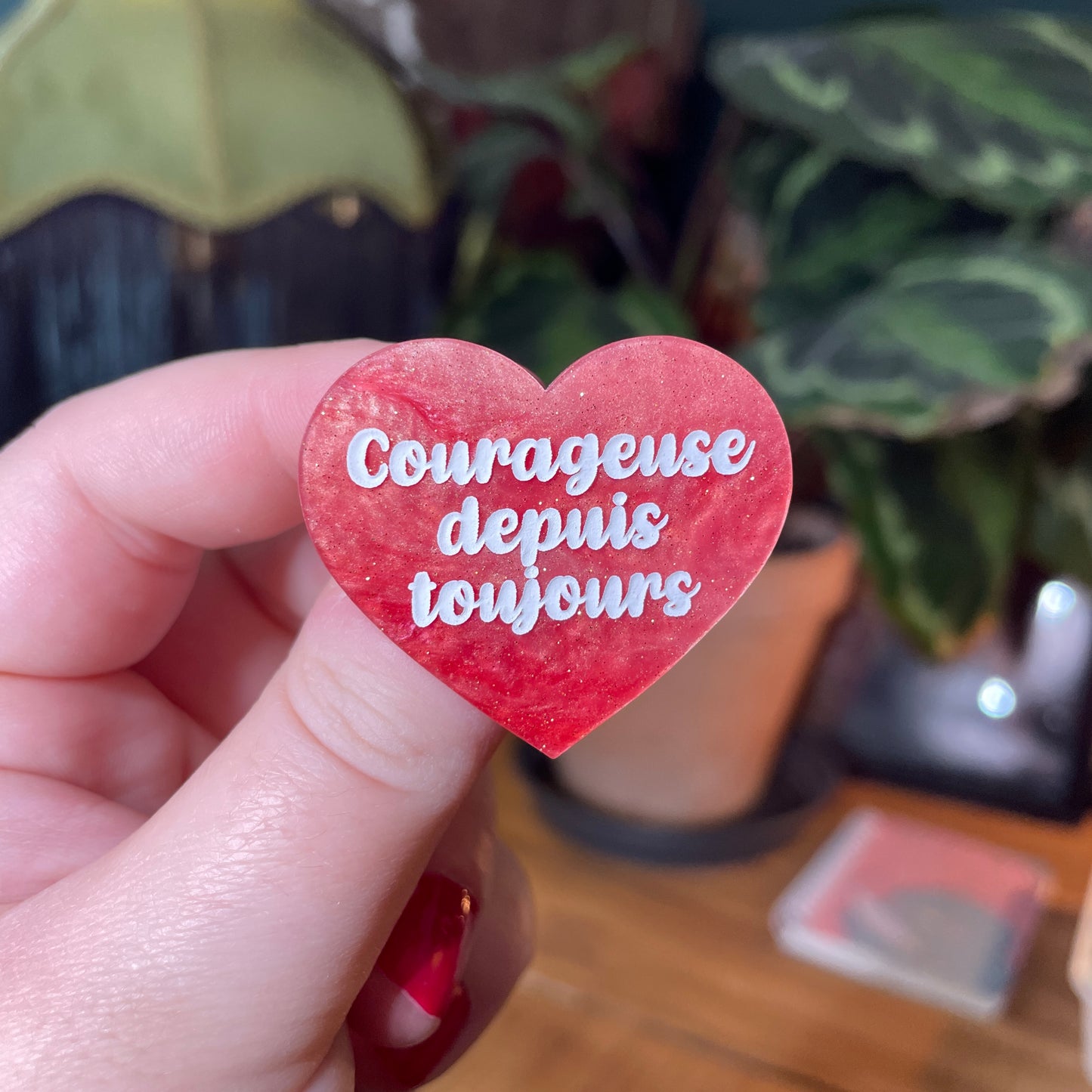 Broche "Courageuse depuis toujours" en acrylique marbrée rose à paillettes