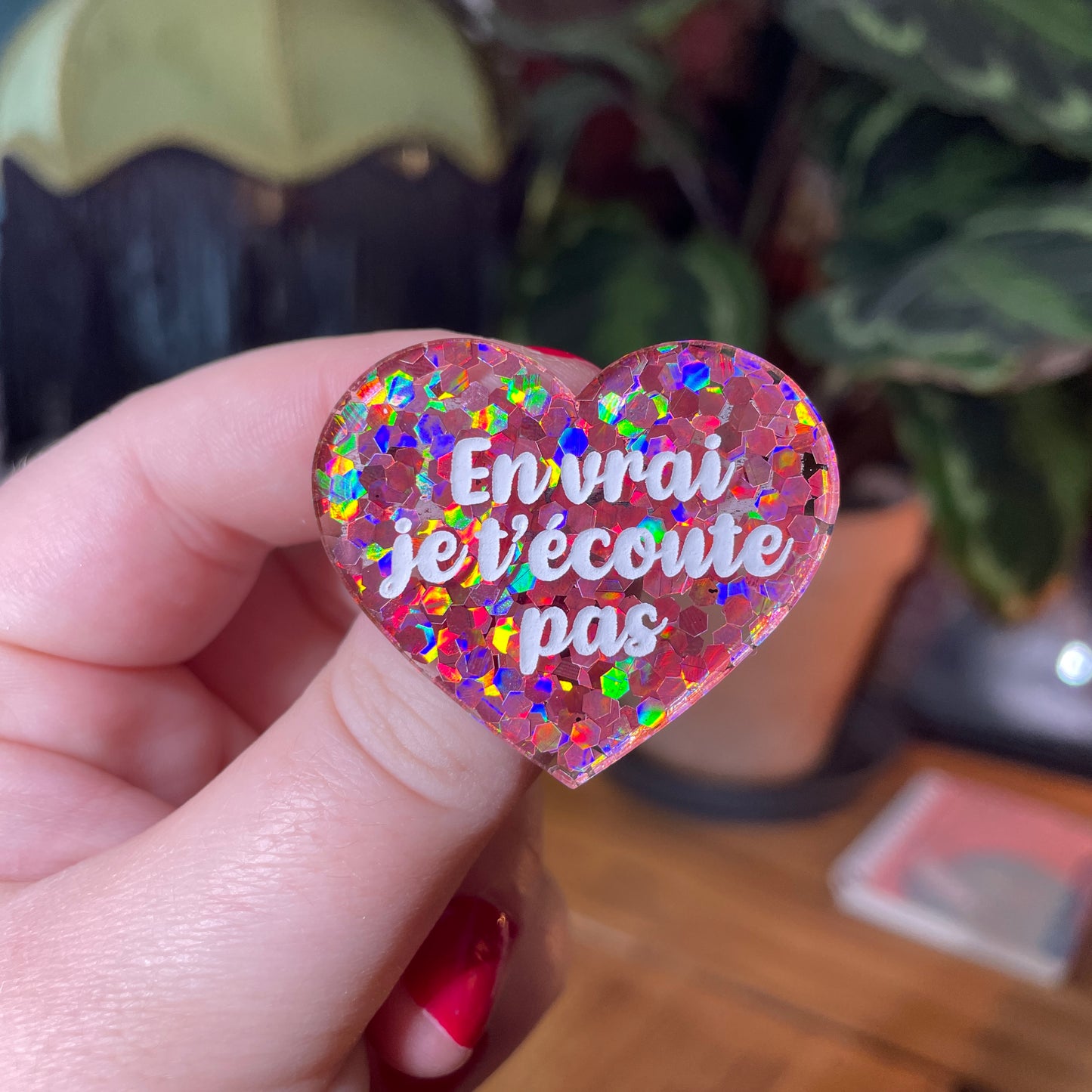Broche "En vrai je t'écoute pas" en acrylique semi transparente avec des confettis corail