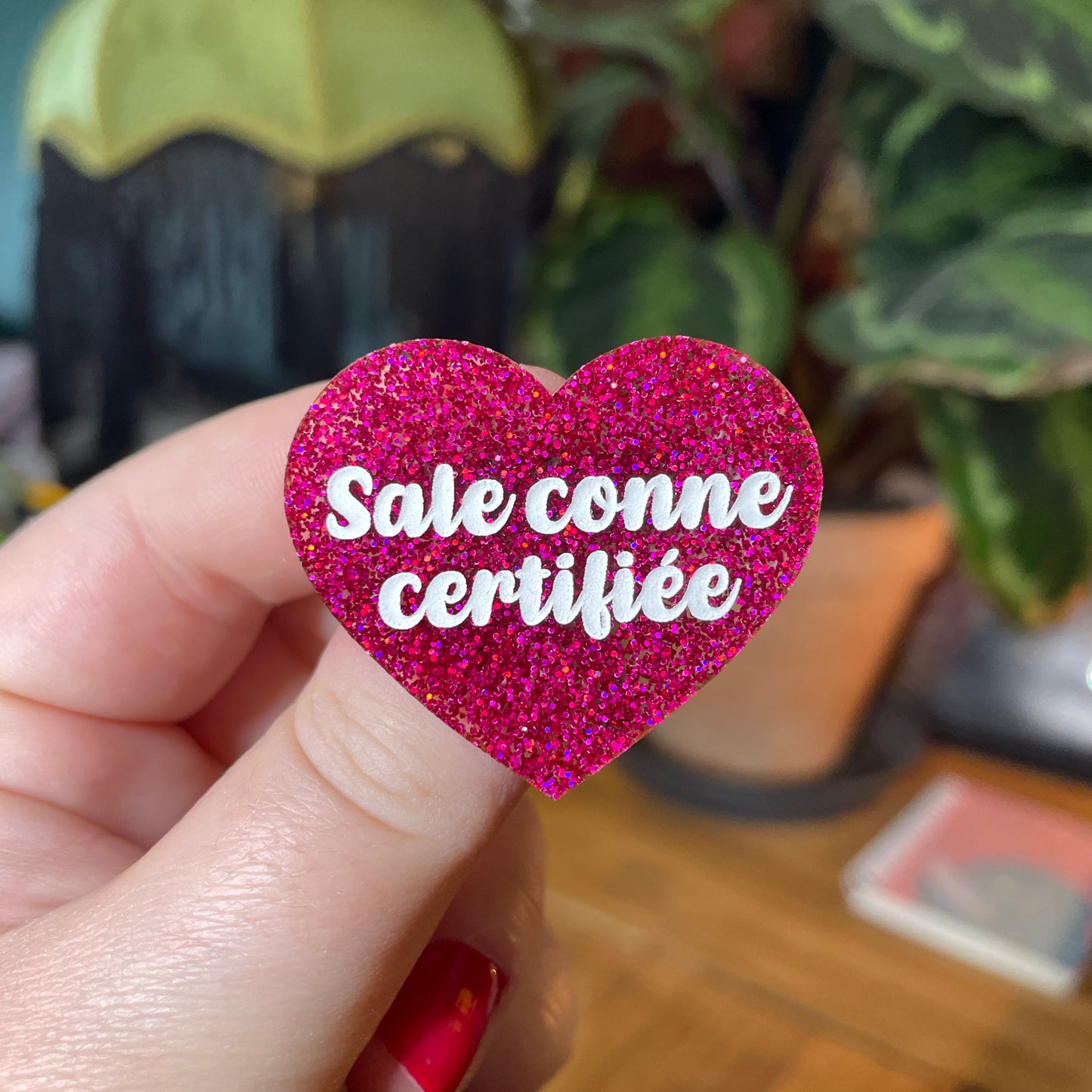 Broche "Sale conne certifiée" en acrylique à paillettes roses