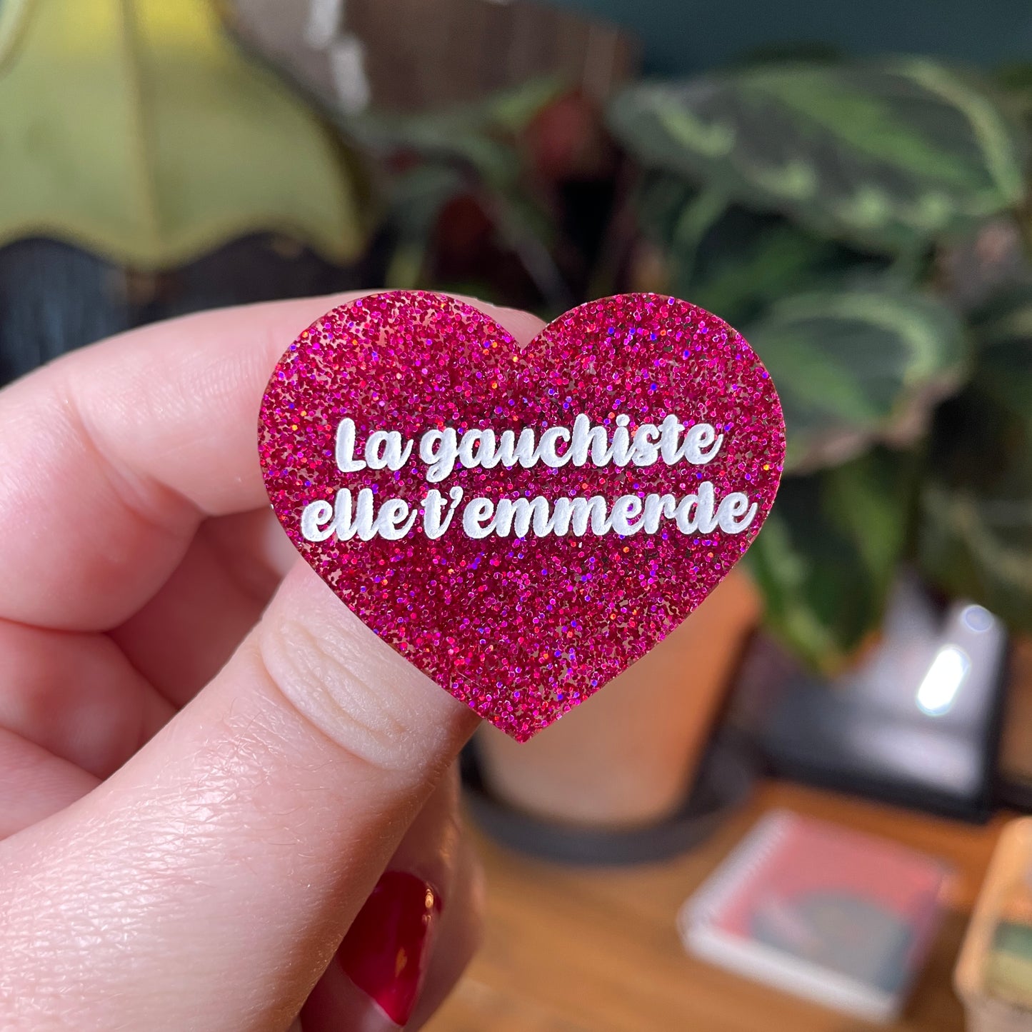 Broche "La gauchiste elle t'emmerde" en acrylique à paillettes roses