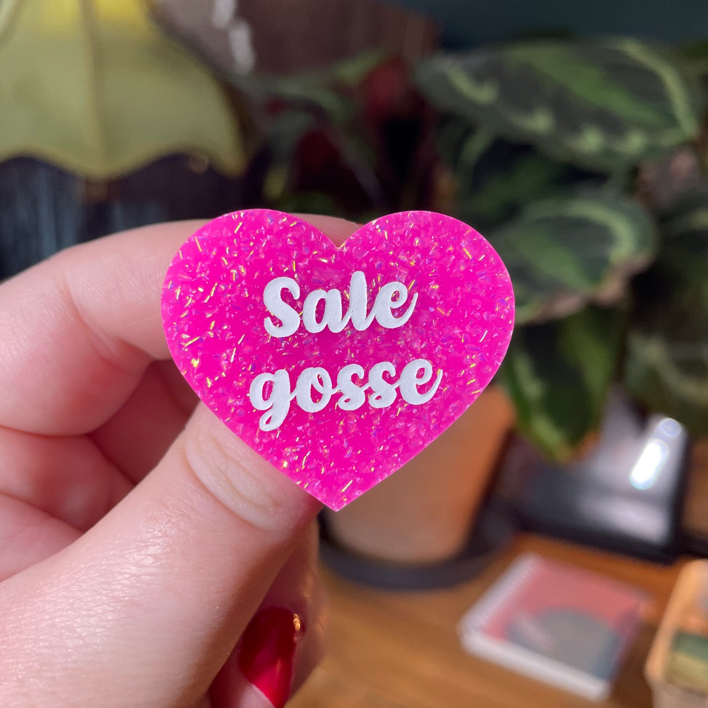 Broche "Sale gosse" en acrylique rose à paillettes