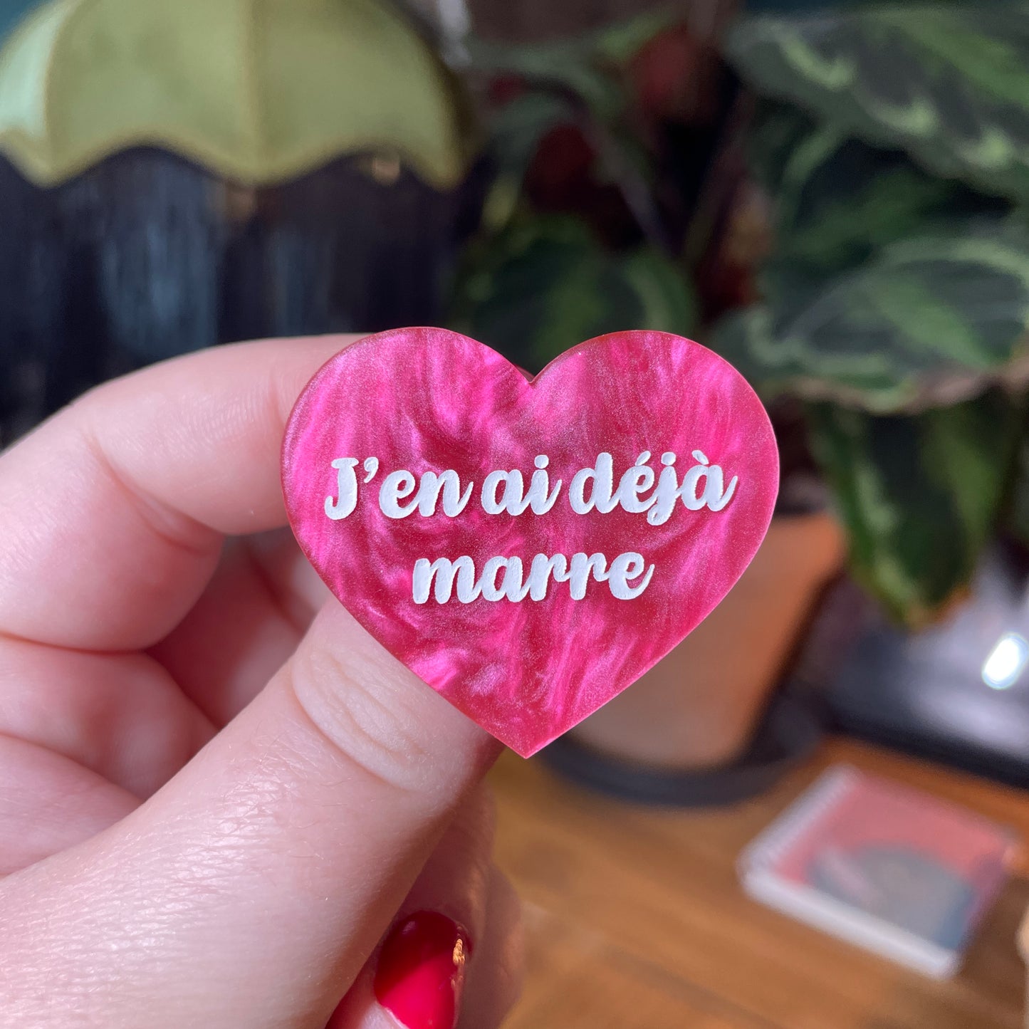 Broche "J'en ai déjà marre" en acrylique marbrée rose