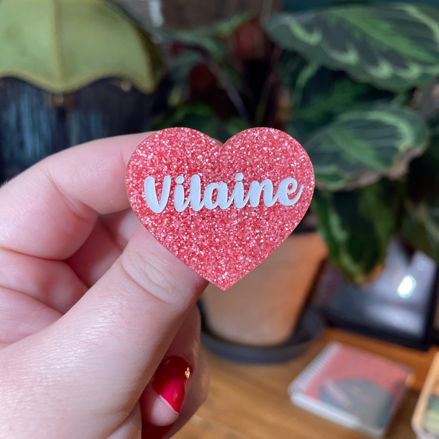 Broche "Vilaine" en acrylique à paillettes roses