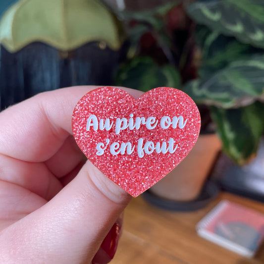 Broche "Au pire on s'en fout" en acrylique à paillettes roses