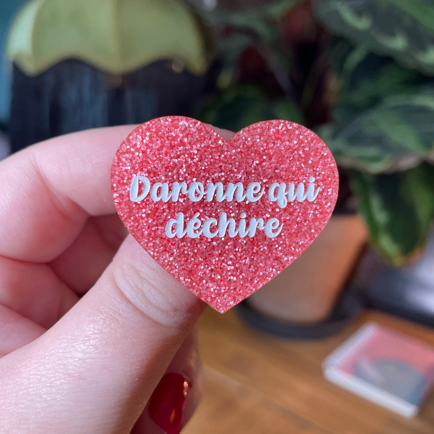 Broche "Daronne qui déchire" en acrylique à paillettes roses