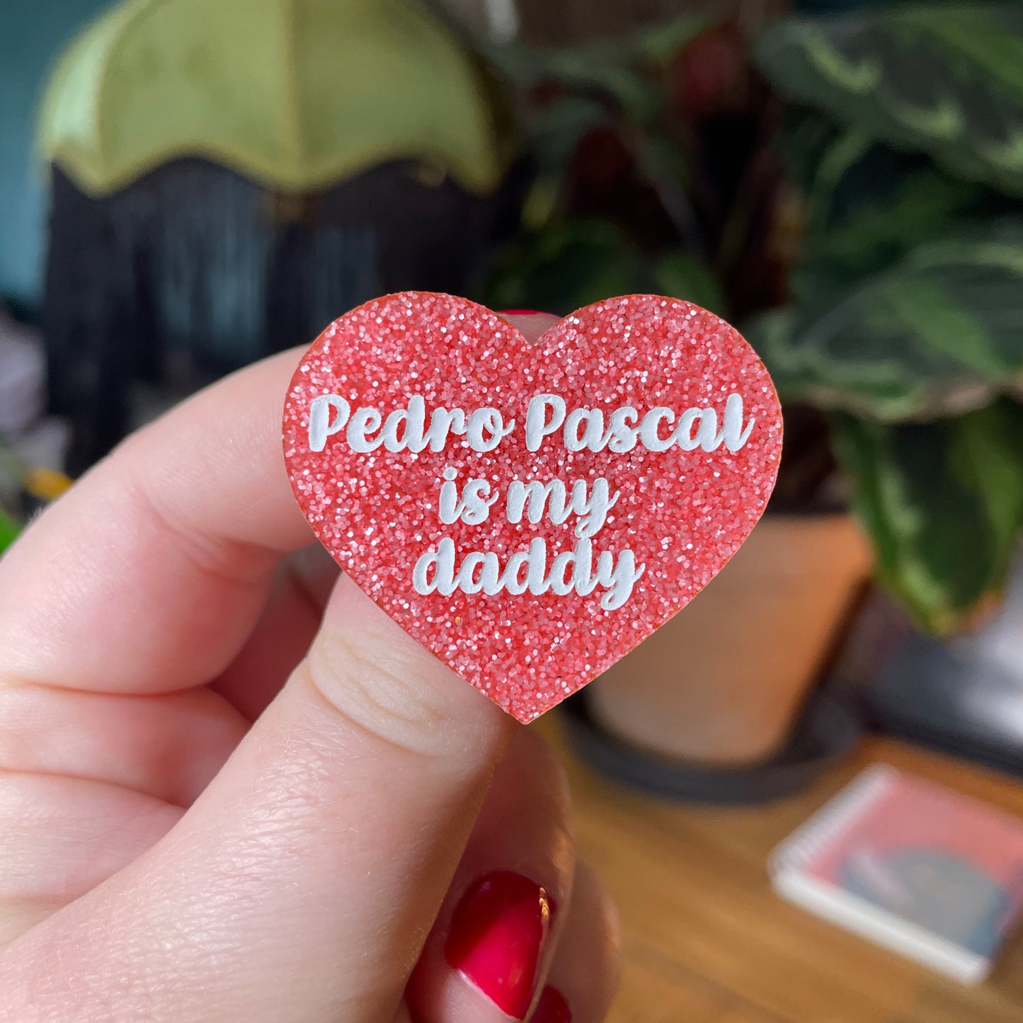 Broche "Pedro Pascal is my daddy" en acrylique à paillettes roses
