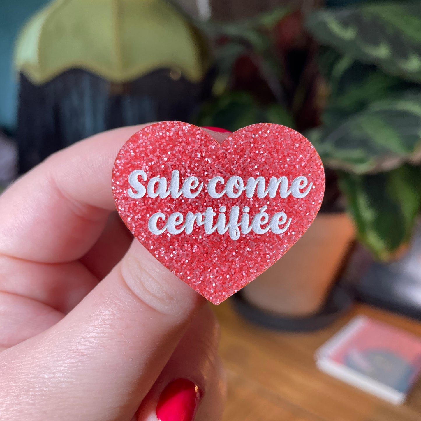 Broche "Sale conne certifiée" en acrylique à paillettes roses