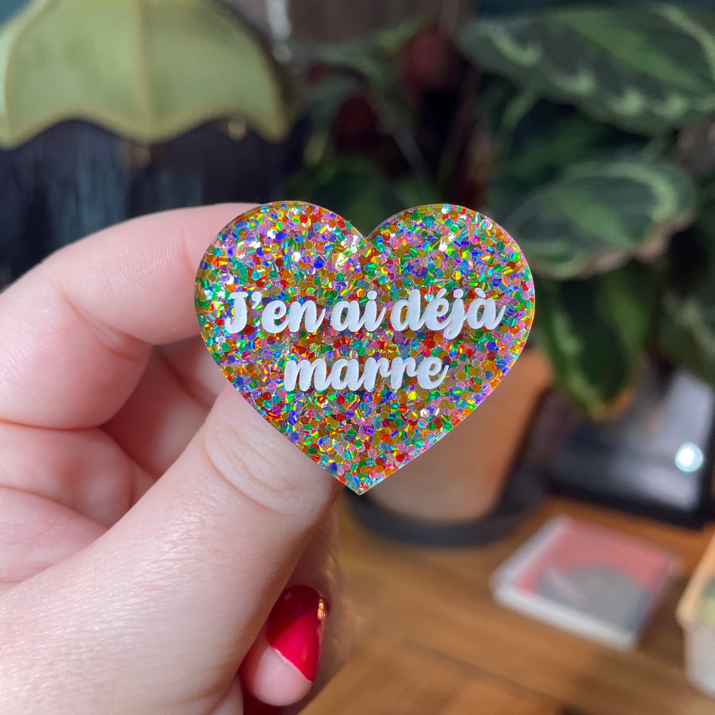 Broche "J'en ai déjà marre" en acrylique semi transparente avec des pois multicolores
