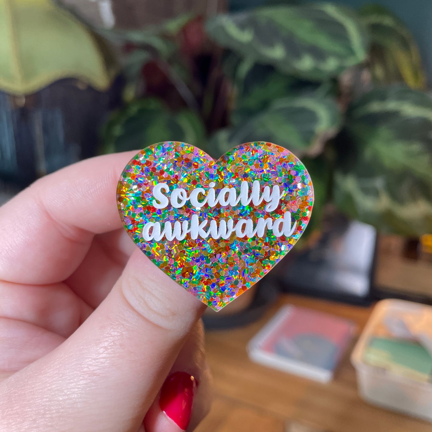 Broche "Socially awkward" en acrylique semi transparente avec des pois multicolores