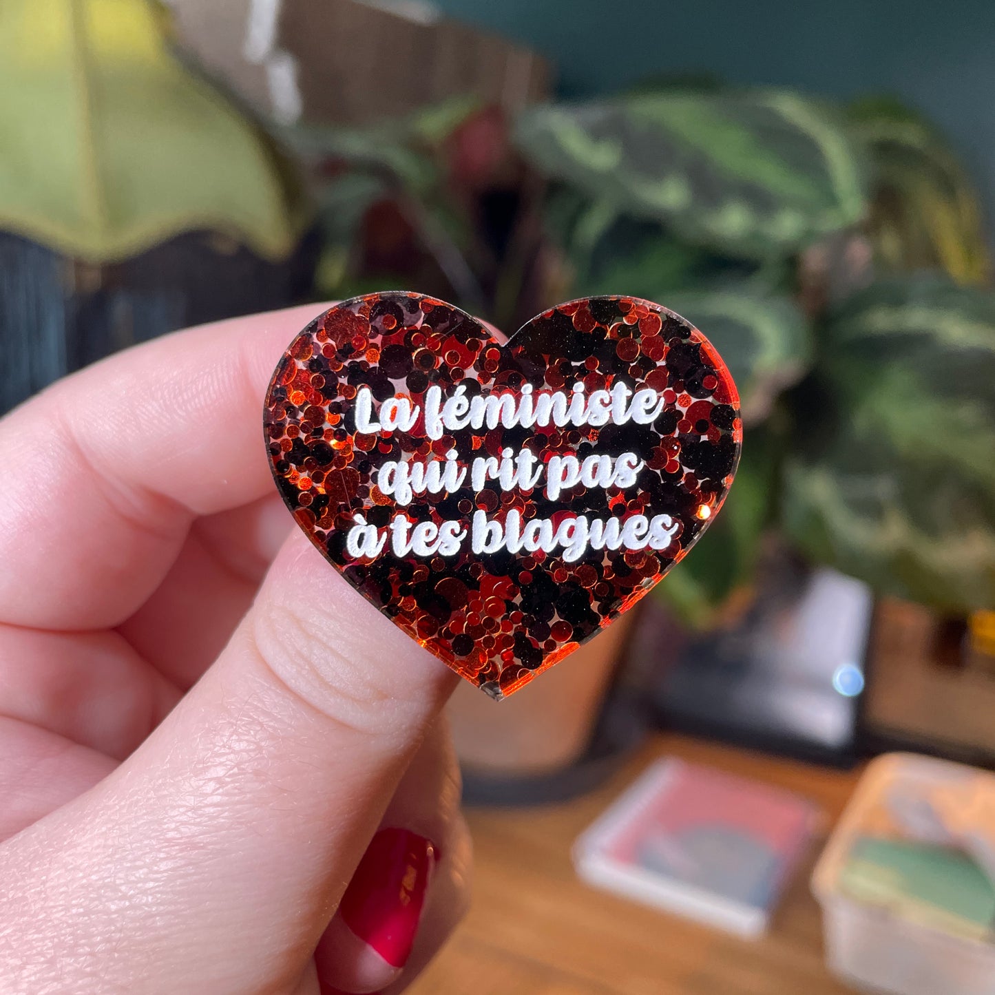 Broche "La féministe qui rit pas à tes blagues" en acrylique semi transparente avec des pois rouges et noirs