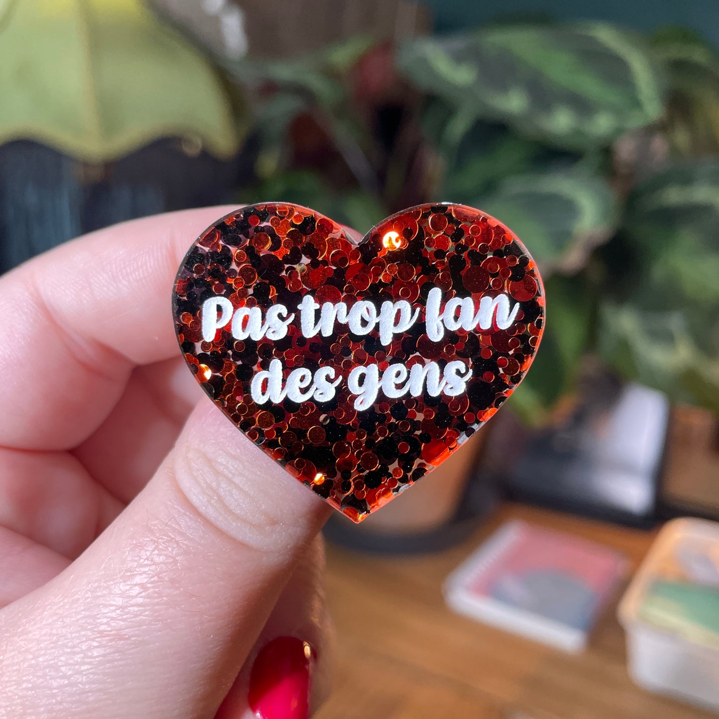 Broche "Pas trop fan des gens" en acrylique semi transparente avec des pois rouges et noirs