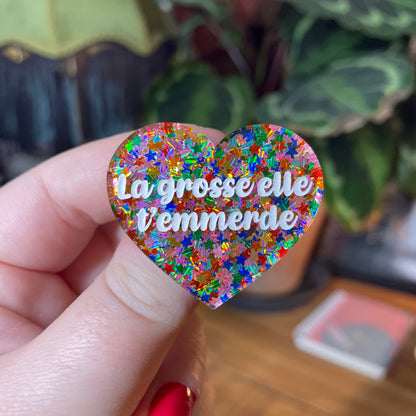Broche "La grosse elle t'emmerde" en acrylique semi transparente avec des étoiles multicolores
