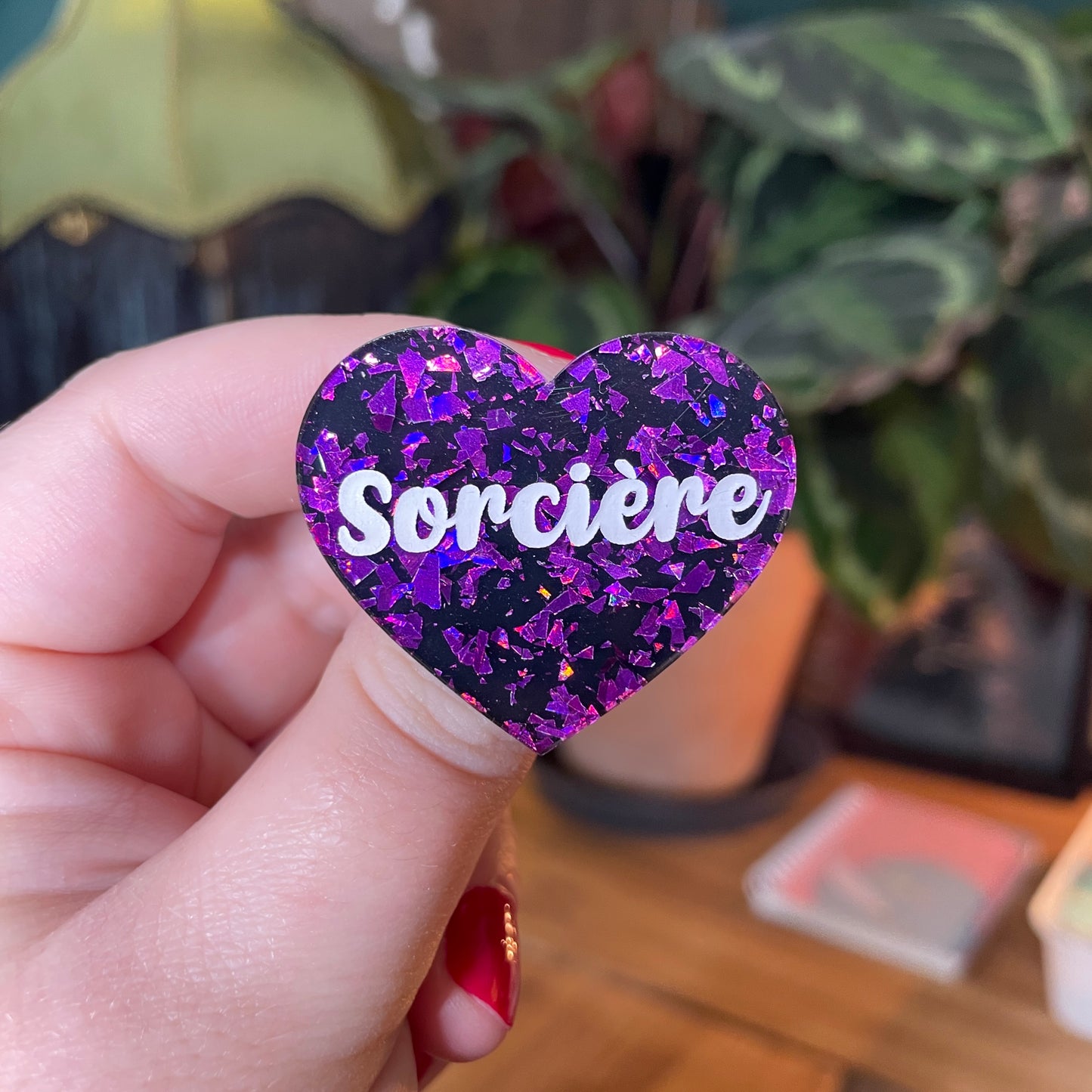 Broche "Sorcière" en acrylique noire avec des éclats de confettis violets