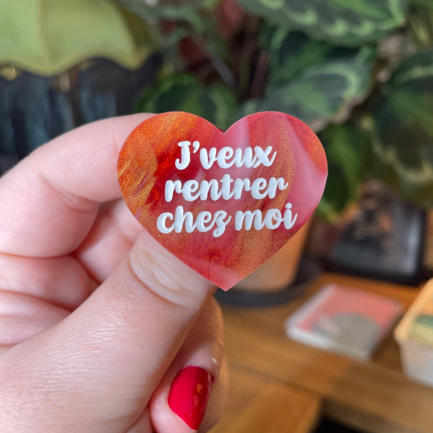 Broche "J'veux rentrer chez moi" en acrylique marbrée rouge, blanche et dorée