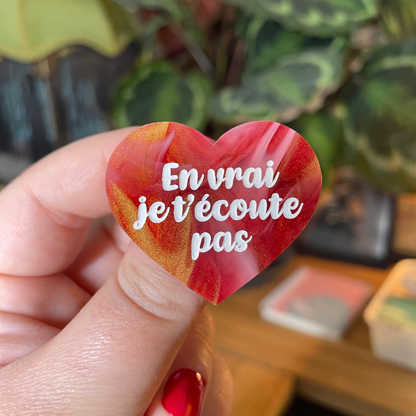 Broche "En vrai je t'écoute pas" en acrylique marbrée rouge, blanche et dorée