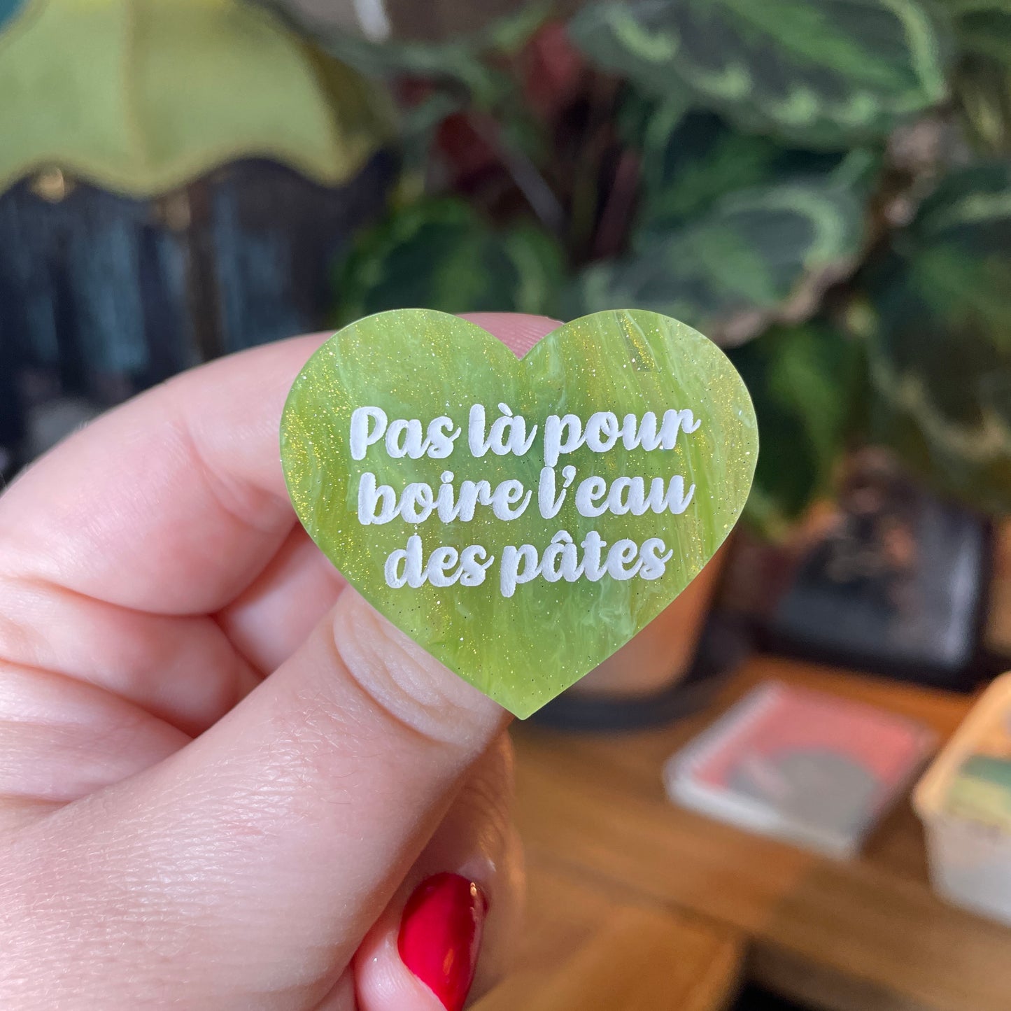 Broche "Pas là pour boire l'eau des pâtes" en acrylique semi transparente vers et dorée à paillettes