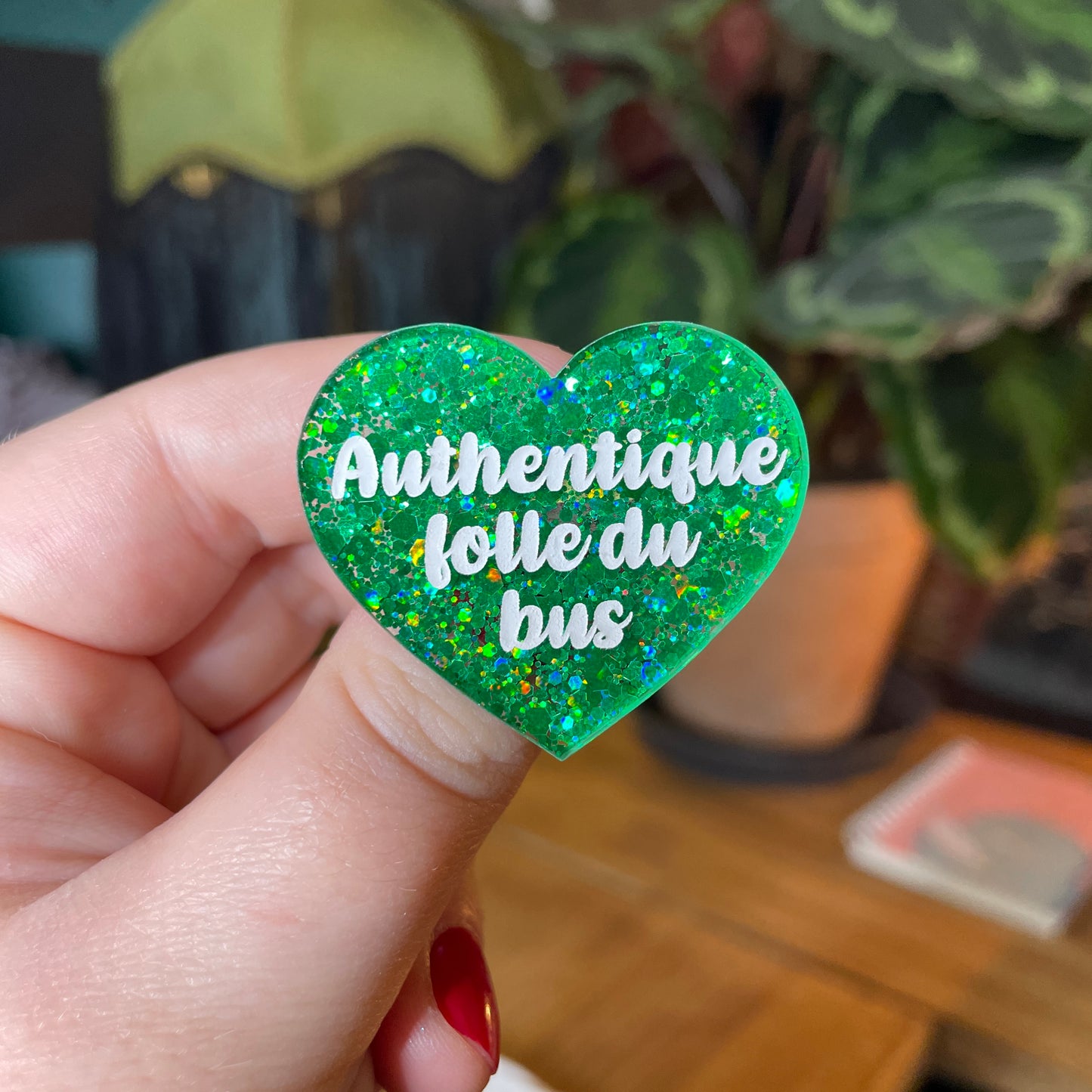 Broche "Authentique folle du bus" en acrylique semi transparente avec des paillettes vertes
