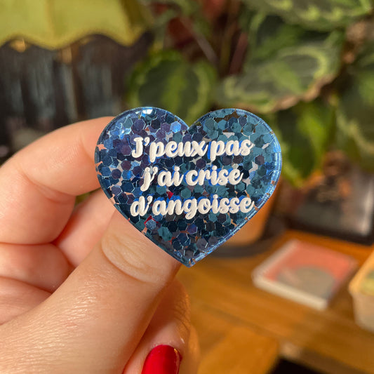 Broche "J'peux pas j'ai crise d'angoisse" en acrylique semi transparente avec des confettis bleus