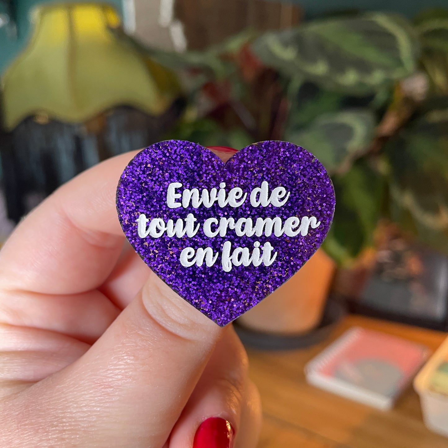 Broche "Envie de tout cramer en fait" en acrylique à paillettes violettes