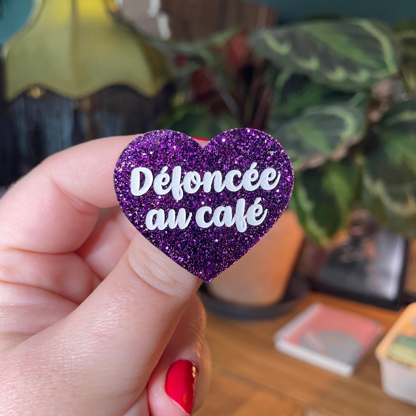 Broche "Défoncée au café" en acrylique à paillettes violettes