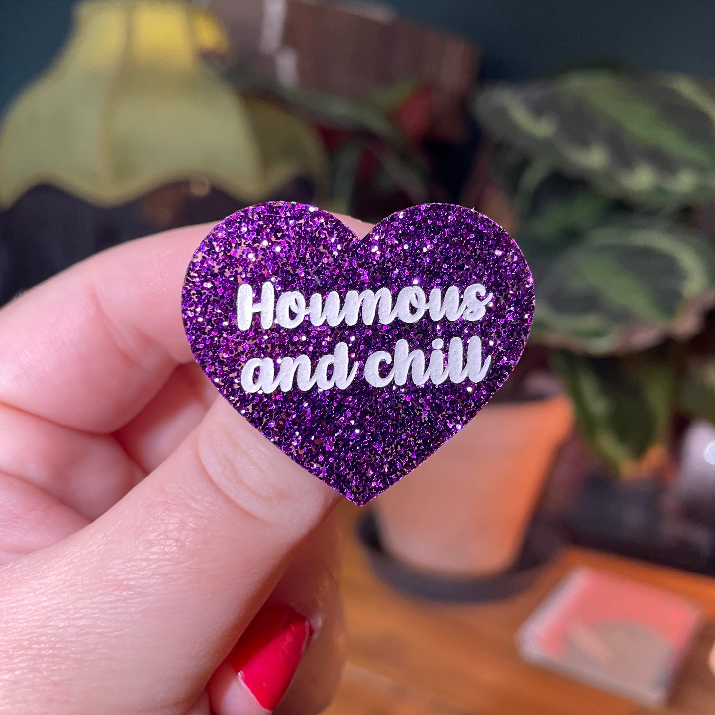 Broche "Houmous and chill" en acrylique à paillettes violettes