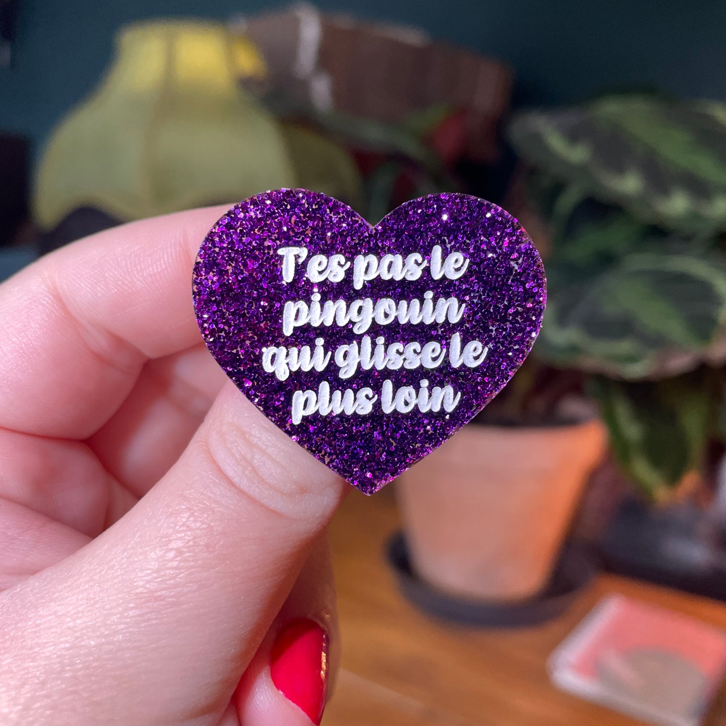 Broche "T'es pas le pingouin qui glisse le plus loin" en acrylique à paillettes violettes
