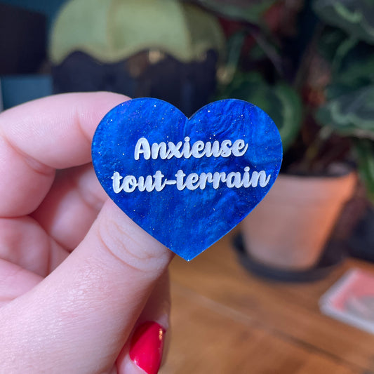 Broche "Anxieuse tout-terrain" en acrylique marbrée bleue à paillettes
