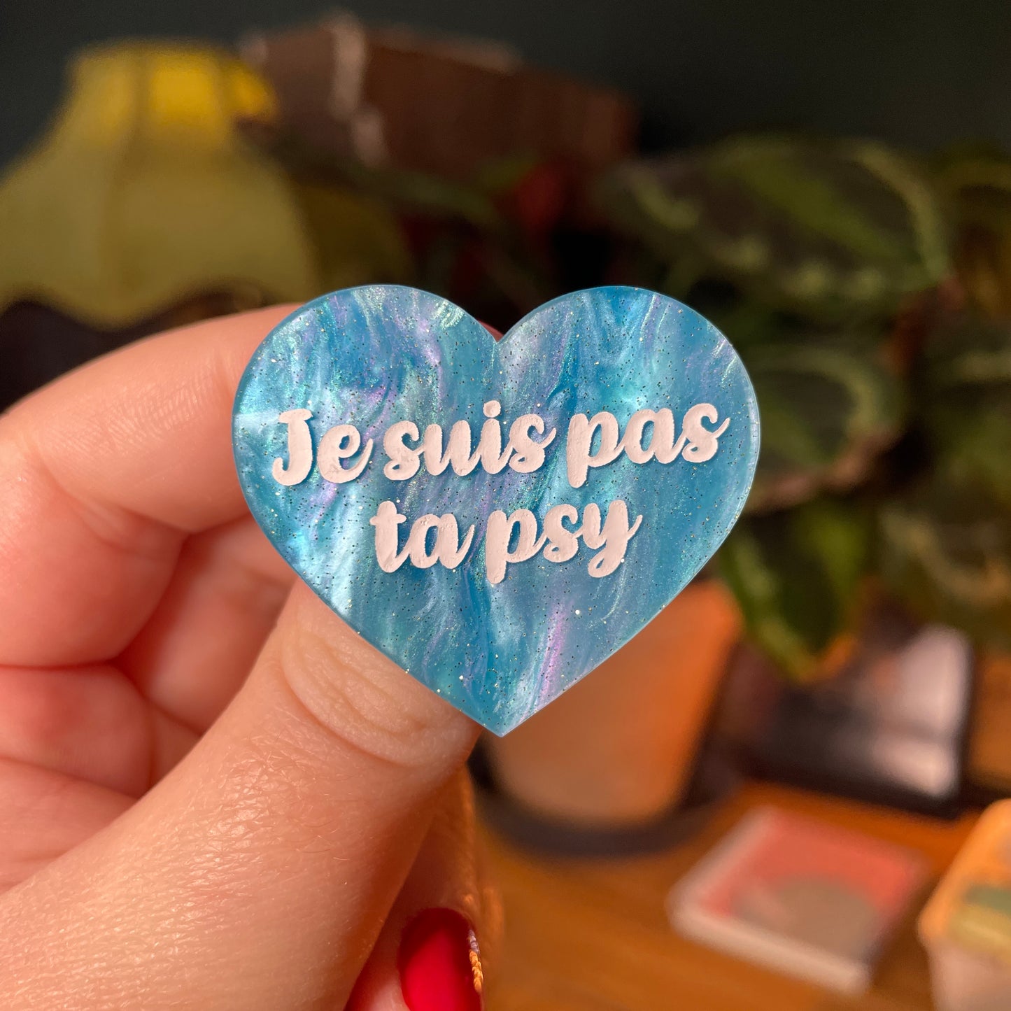 Broche "Je suis pas ta psy" en acrylique marbrée bleue à paillettes