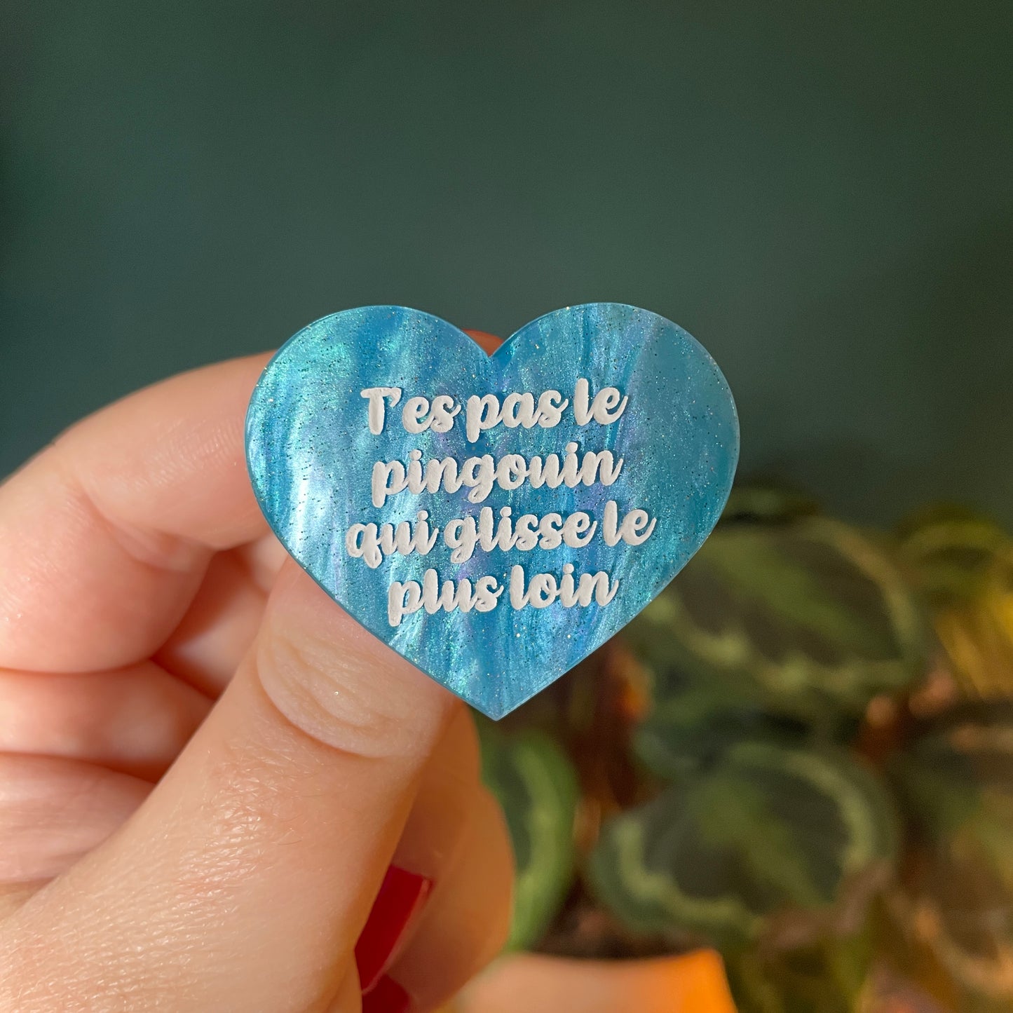 Broche "T'es pas le pingouin qui glisse le plus loin" en acrylique marbrée bleue à paillettes