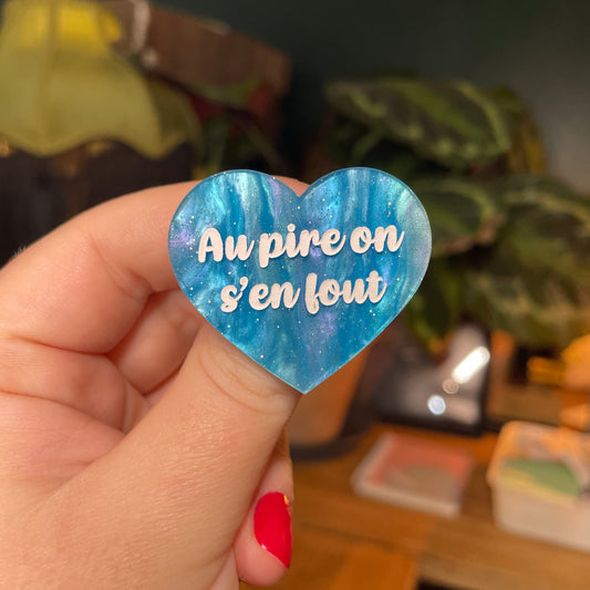 Broche "Au pire on s'en fout" en acrylique marbrée bleue à paillettes