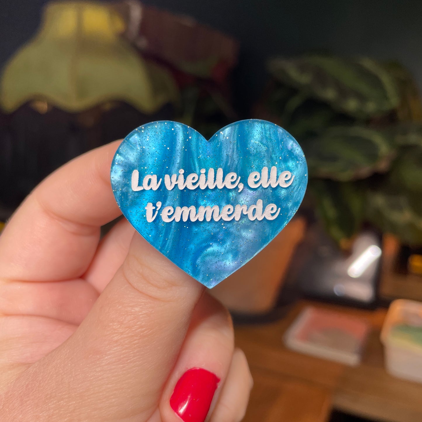 Broche "La vieille, elle t'emmerde" en acrylique marbrée bleue à paillettes