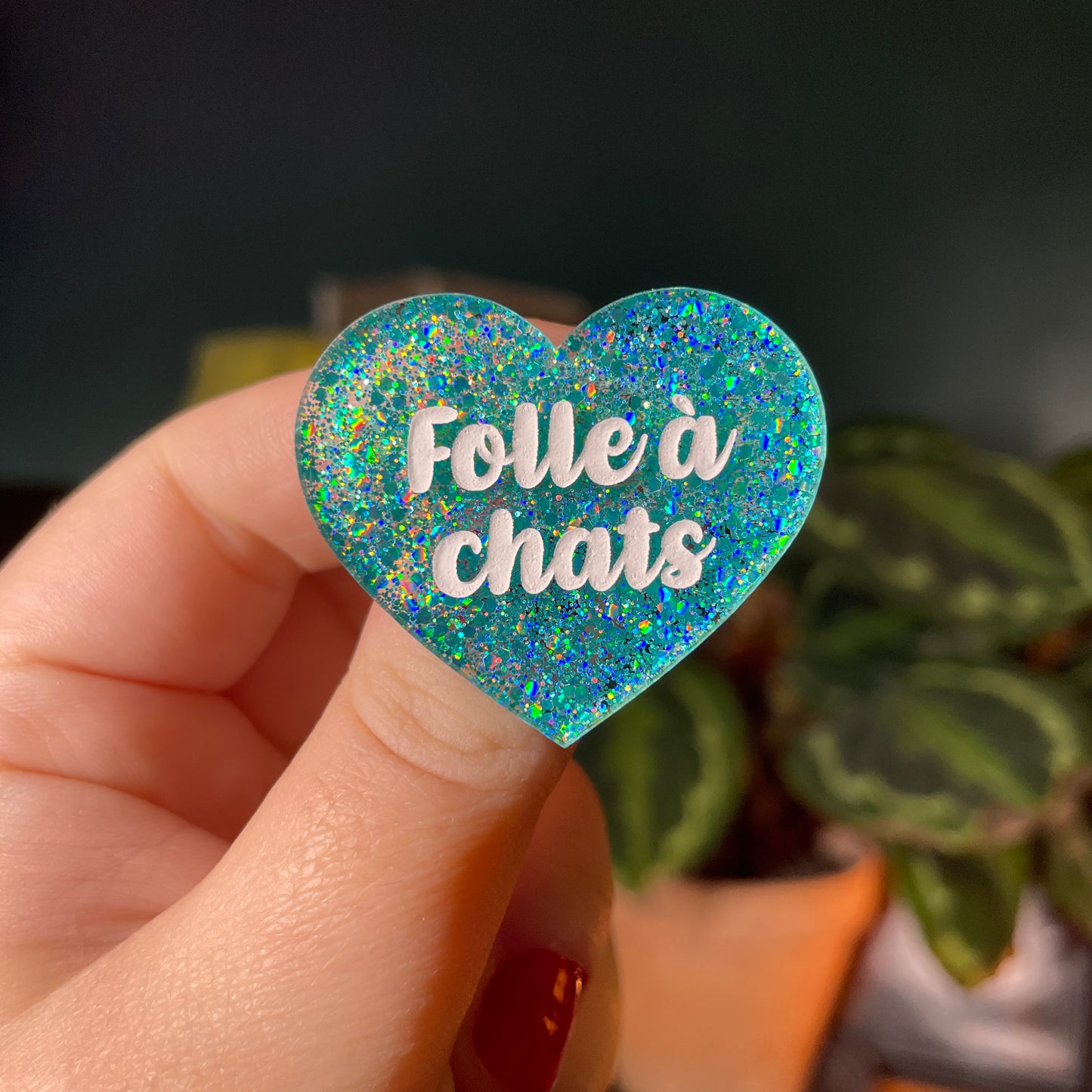 Broche "Folle à chats" en acrylique semi transparente avec des paillettes turquoise