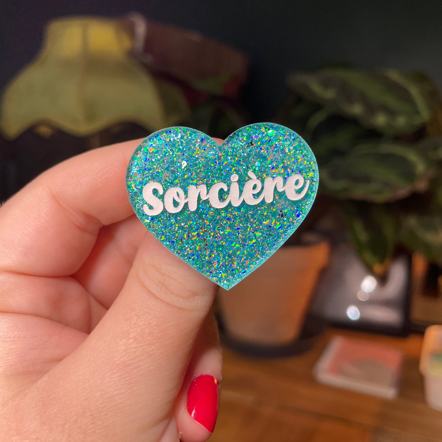 Broche "Sorcière" en acrylique semi transparente avec des paillettes turquoise