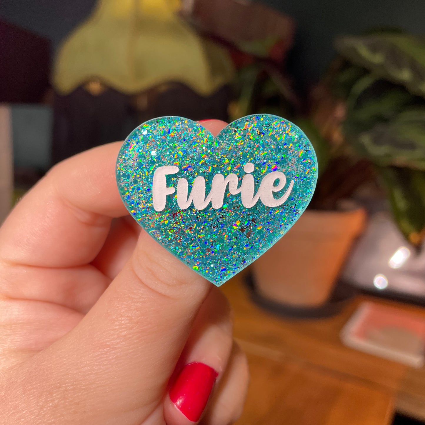 Broche "Furie" en acrylique semi transparente avec des paillettes turquoise