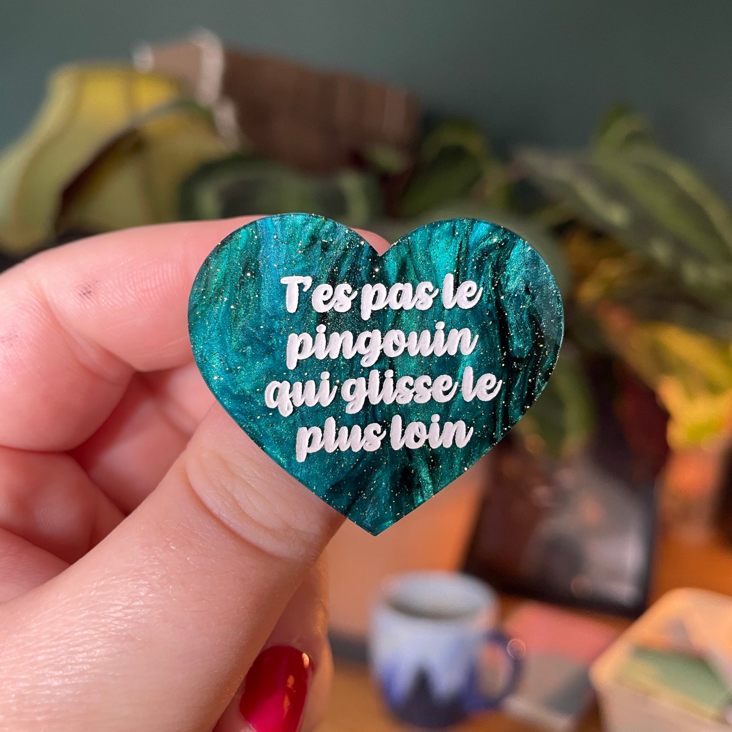 Broche "T'es pas le pingouin qui glisse le plus loin" en acrylique marbrée verte et noire à paillettes