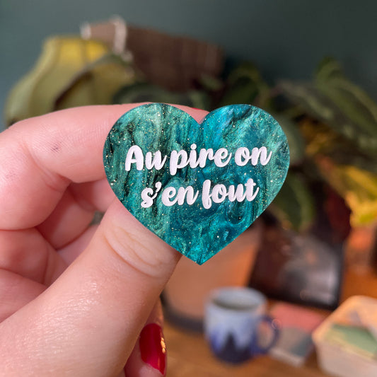 Broche "Au pire on s'en fout" en acrylique marbrée verte et noire à paillettes