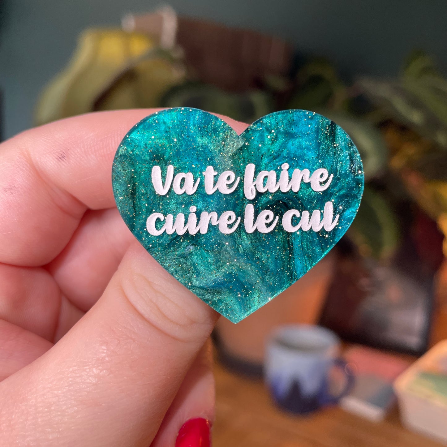 Broche "Va te faire cuire le cul" en acrylique marbrée verte et noire à paillettes
