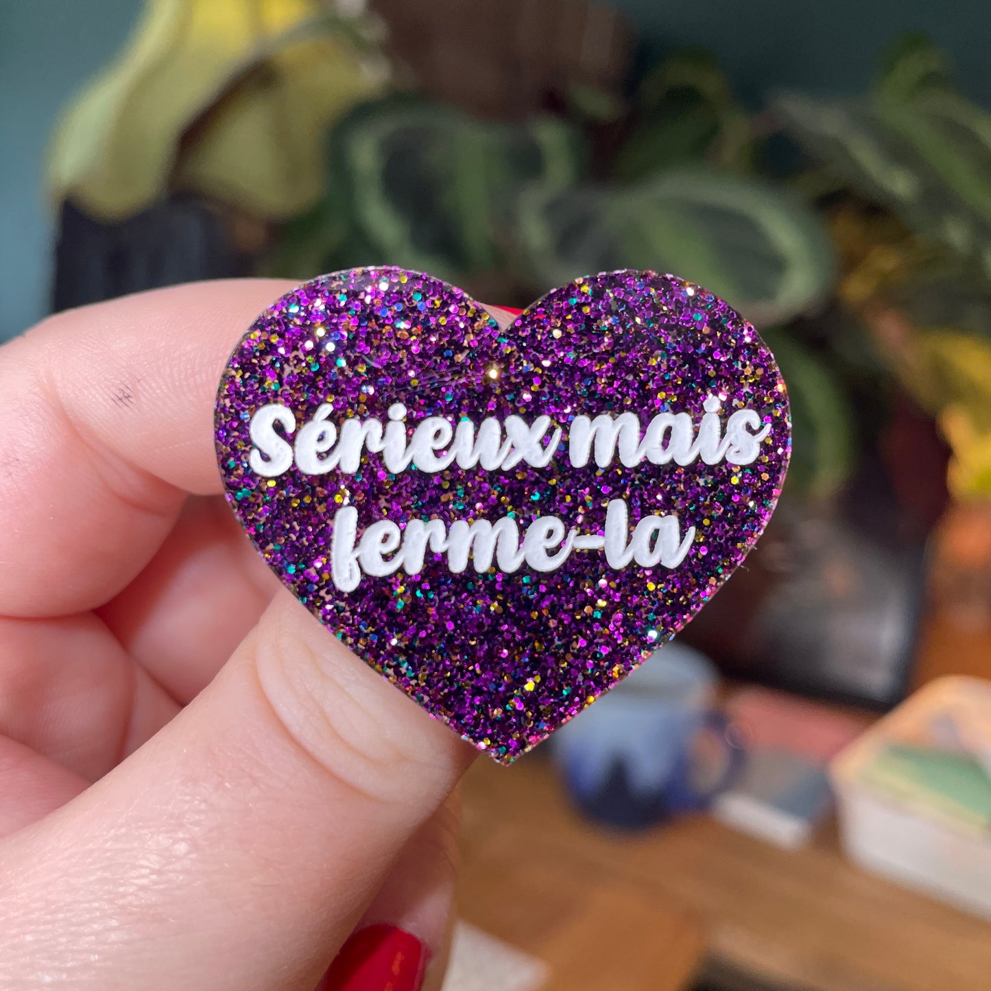 Broche "Sérieux mais ferme-la" en acrylique à paillettes violettes