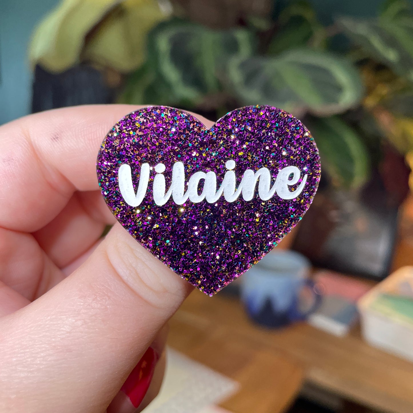 Broche "Vilaine" en acrylique à paillettes violettes