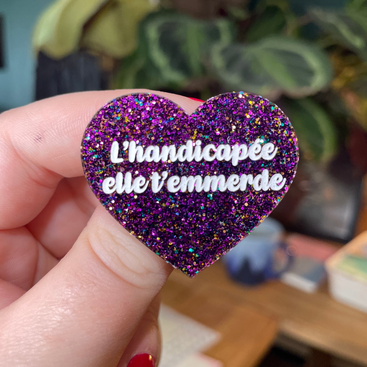 Broche "L'handicapée elle t'emmerde" en acrylique à paillettes violettes