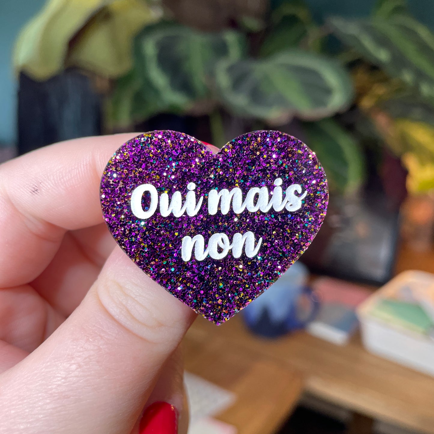 Broche "Oui mais non" en acrylique à paillettes violettes