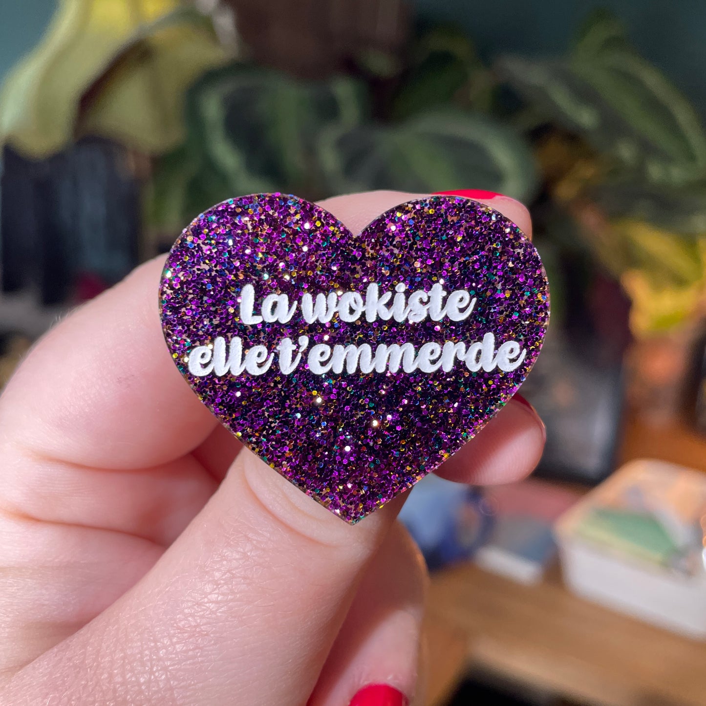 Broche "La wokiste elle t'emmerde" en acrylique à paillettes violettes