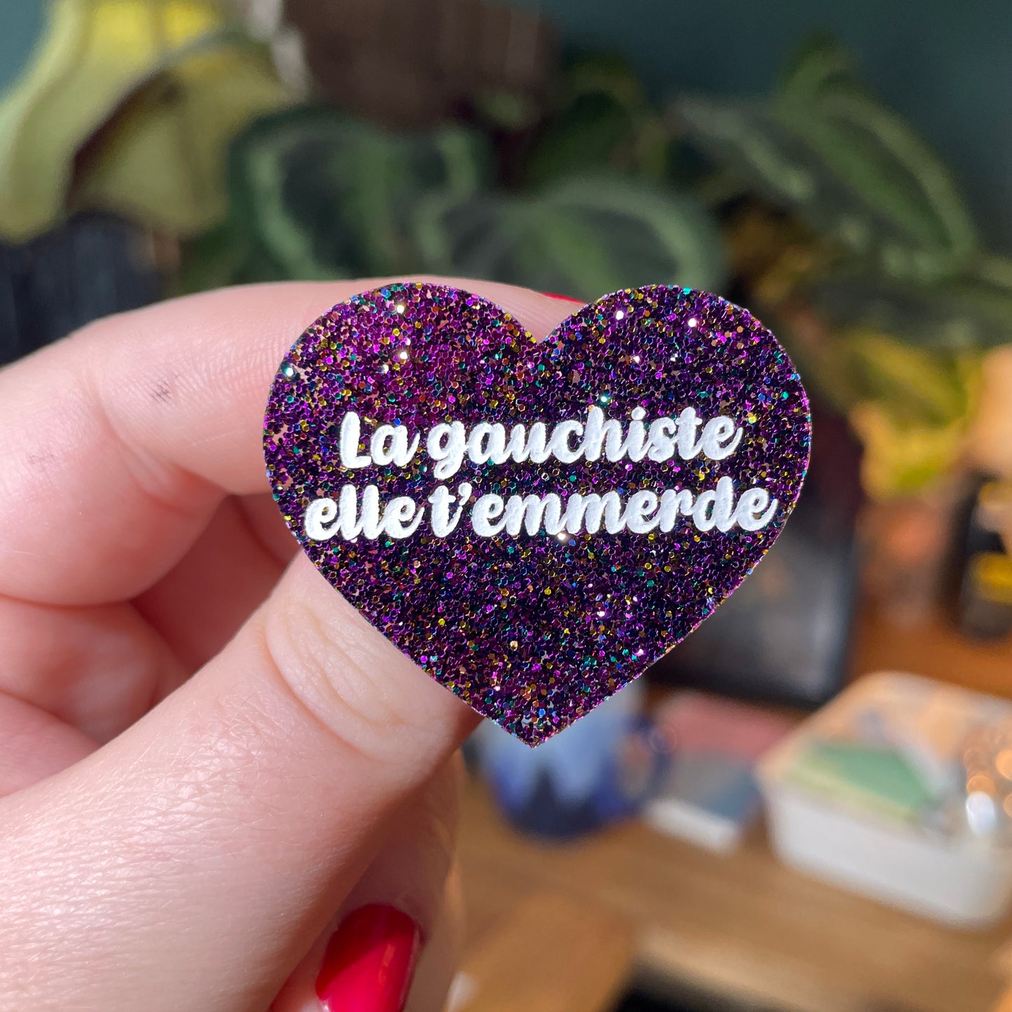 Broche "La gauchiste elle t'emmerde" en acrylique à paillettes violettes