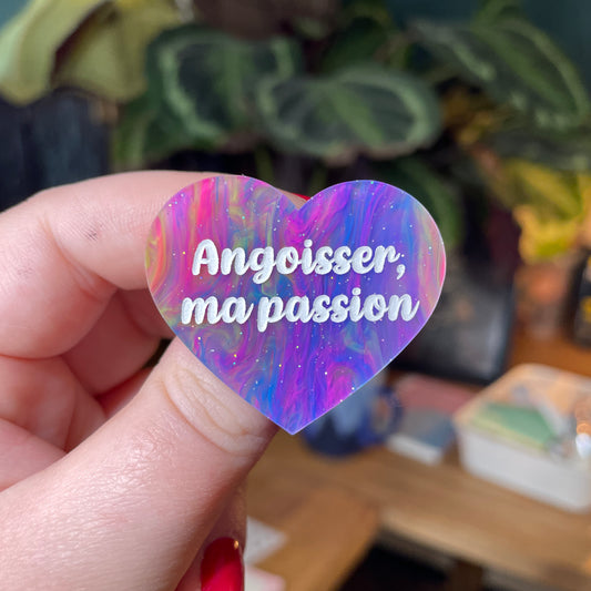 Broche "Angoisser, ma passion" en acrylique semi transparente marbrée multicolore