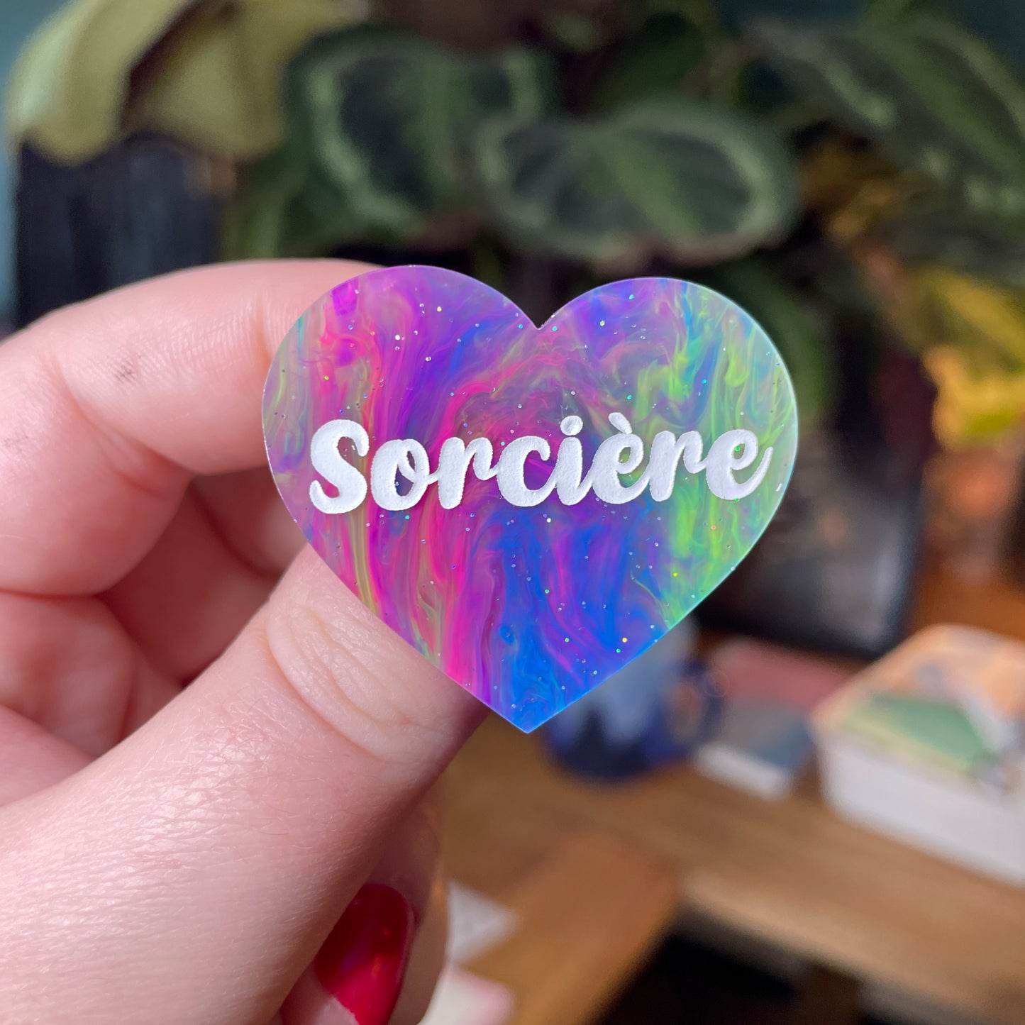 Broche "Sorcière" en acrylique semi transparente marbrée multicolore