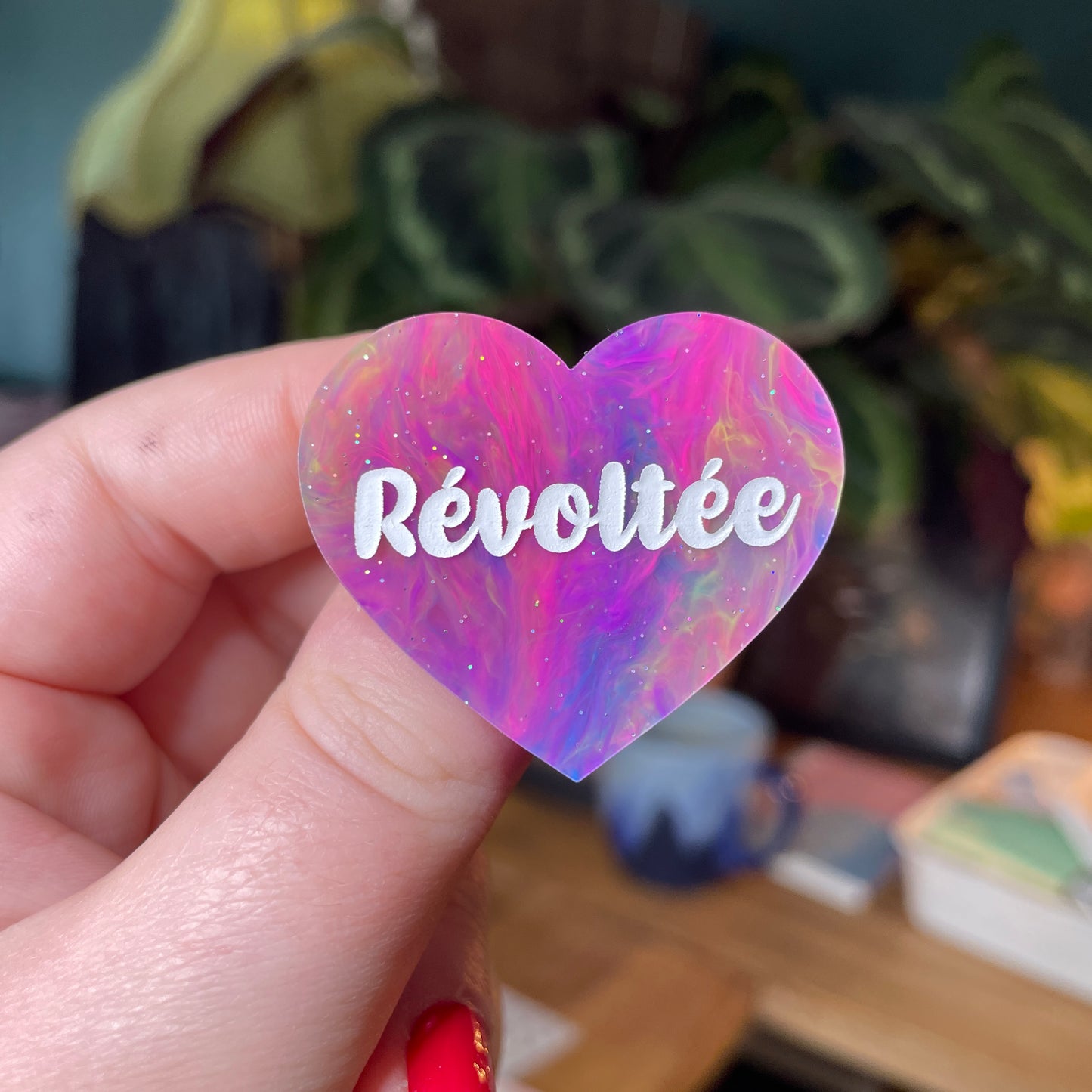 Broche "Révoltée" en acrylique semi transparente marbrée multicolore