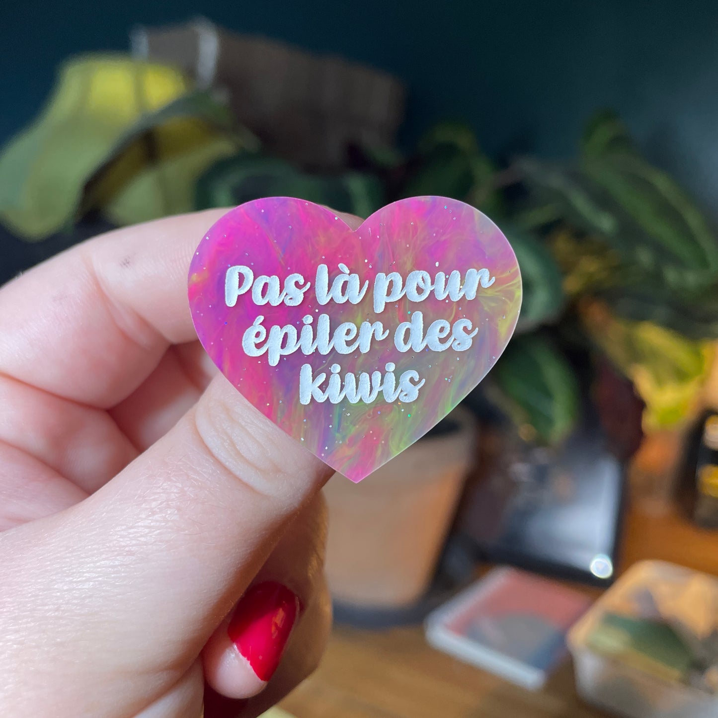 Broche "Pas là pour épiler des kiwis" en acrylique semi transparente marbrée multicolore